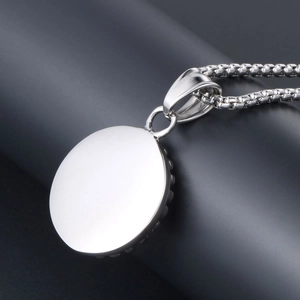 Collana con pendente tondo argento lucido e catena box in acciaio inox stile gotico