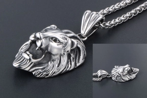 Gros plan du pendentif tête de lion vintage en acier avec sa chaîne en maille épi