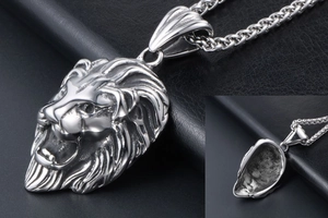 Détail du pendentif tête de lion avec relief 3D et finition en argent antique pour hommes