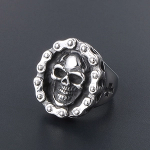 Retro hip-hop skull ring for men with vintage finish and chain border detail