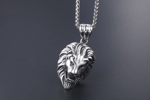 Détails du pendentif tête de lion en argent avec texture de crinière fine et chaîne spiga