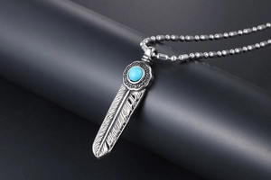 Detailansicht eines Gotik-Federanhängers mit blauem Stein und Kugel-Halskette