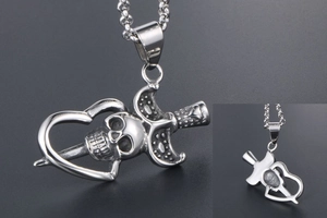 Gros plan du pendentif crâne et cœur en acier inoxydable style punk avec chaîne acier