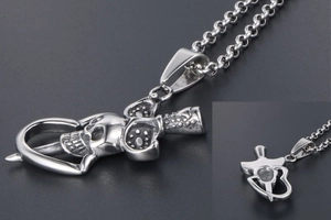 Détail du pendentif gothique en forme de crâne et cœur avec texture en métal argenté