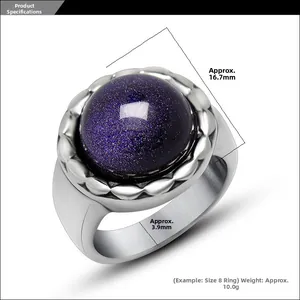 Détail macro de la bague en acier titane avec incrustation de pierre de grès bleu