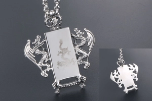 Vue détaillée avant et arrière du pendentif dragon gravé en acier inoxydable argenté