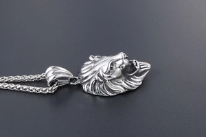 Vue latérale macro du pendentif tête de lion en argent avec crinière et chaîne lourde