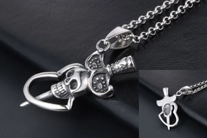Vue détaillée du dos d'un pendentif tête de mort punk en acier inoxydable argenté