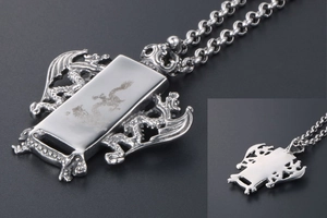 Détail macro du pendentif dragon en acier titane avec gravures gothiques raffinées