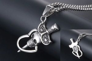 Détail du pendentif épée tête de mort en argent vintage sur un collier à billes
