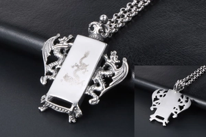 Détail d'un pendentif dragon en argent avec gravure complexe sur fond de cuir noir