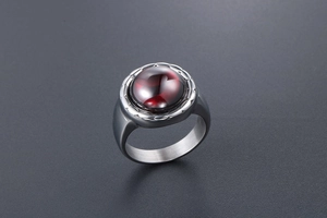 Vue détaillée d'une pierre de grenat sertie sur une bague large en acier titane