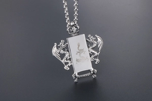Détail du pendentif dragon en acier titane vintage avec couronne et chaîne à maillons