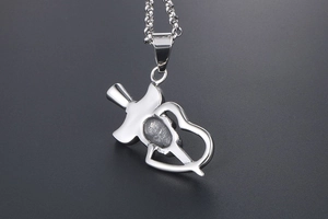 Vue macro d'un pendentif coeur en acier inoxydable argenté avec détails texturés