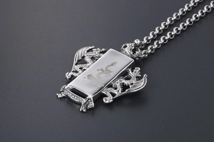 Vue macro d'un pendentif dragon en acier titane argenté avec reliefs 3D détaillés