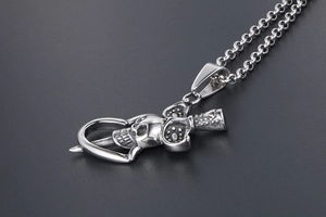 Gros plan d'un pendentif tête de mort gothique en acier inoxydable aux textures vintage
