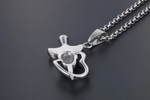 Détail macro du collier avec pendentif cœur en acier inoxydable argenté aux découpes