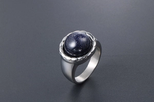 Détail de la bague en titane argenté avec pierre de grès bleu scintillant et bords ciselés