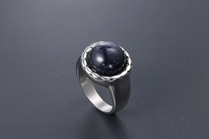 Détail macro d'une bague vintage en acier titane avec pierre de grès bleu étincelant