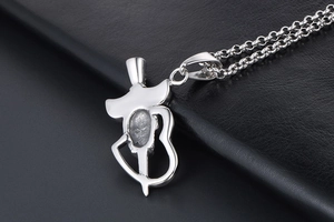 Vue macro montrant la texture mate brossée au dos du pendentif en forme d'heartagram
