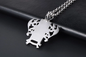 Vue détaillée du pendentif dragon en acier titane argenté avec gravures complexes