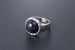 Détail macro de la bague vintage en acier avec pierre de grès bleu et anneau texturé