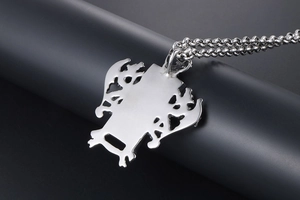 Vue macro du dos du pendentif dragon vintage et de la chaîne à maillons épais