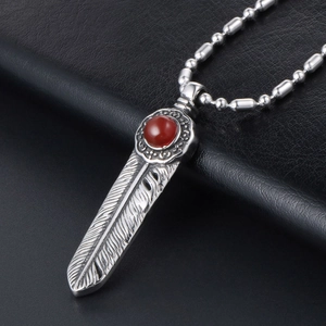 Gothic Vintage-Halskette mit silberner Feder und rotem Achatstein an einer Kugelkette