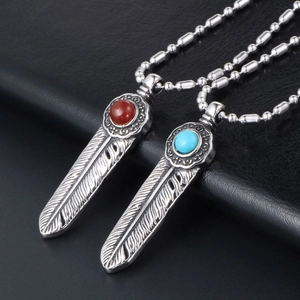 Gotische Vintage Edelstahlkette mit Kreuz-Feder-Anhänger und roten sowie blauen Perlen