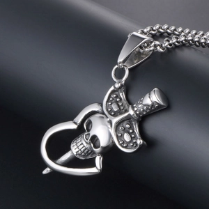 Pendentif cœur gothique argenté avec tête de mort et épée sur collier en acier inoxydable
