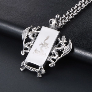 Pendentif dragon pour homme en acier titane avec relief argenté sur cuir noir élégant