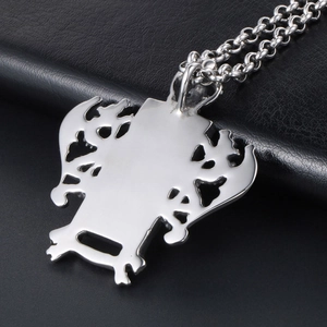 Pendentif dragon sculpté vintage pour homme en acier titane sur fond de cuir noir élégant
