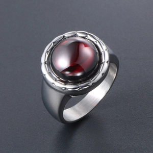 Bague vintage en acier titane avec pierre rouge grenat ronde et fini brossé industriel