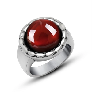 Bague en acier titane avec grosse pierre de grenat rouge ronde et texture métal brossé