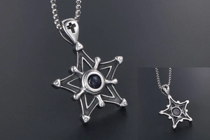 Détail macro du pendentif pentagramme gothique avec pierre de sable bleu et bélière en croix