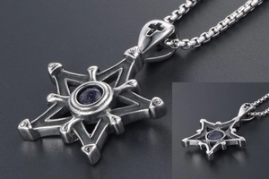 Vue détaillée du pendentif étoile en grès bleu avec boucle en acier vintage à croix