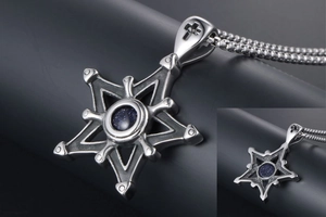 Détail macro du pendentif étoile gothique avec grès bleu et bélière en forme de croix