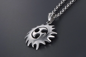 Detail eines Sonnenrad-Anhängers aus Titanstahl mit rotierendem Symbol an Gliederkette