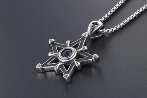 Vue macro d'un pendentif étoile gothique avec incrustation de grès bleu en acier titane