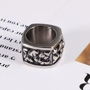 Bague vintage homme en acier titane avec dessus plat carré et relief latéral complexe