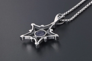 Vue macro du pendentif étoile en grès bleu avec détails ajourés sur l'attache