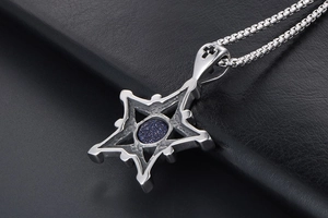 Gros plan du pendentif hexagramme argenté avec pierre bleue et chaîne sur cuir