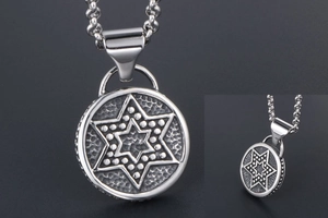 Détail de la gravure étoile hexagonale vintage sur le pendentif en acier argenté