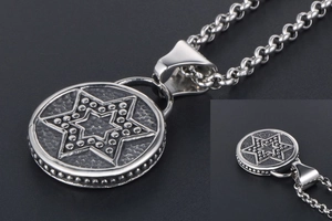 Gros plan du collier en acier titane argenté avec pendentif rond et étoile hexagonale