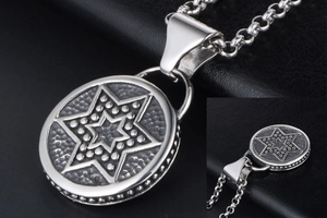 Détail du collier vintage avec pendentif étoile de David et chaîne à maillons punk