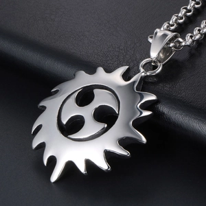 Gotische Sonnenrad-Halskette aus poliertem silbernem Edelstahl mit Mitsu-Tomoe-Symbol