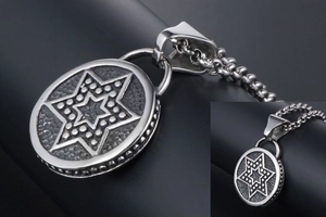 Vue détaillée du pendentif ovale argenté avec étoile hexagramme et chaîne à billes