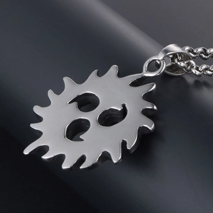 Poliertes Sonnenrad-Anhänger aus Titanstahl mit Triple-Tomoe-Design an Gliederkette