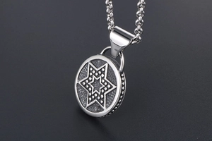 Détail macro du pendentif étoile hexagonale avec finition vintage et bord perlé
