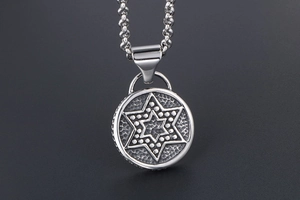 Macro de pendentif rétro en acier inoxydable avec étoile hexagramme et texture martelée